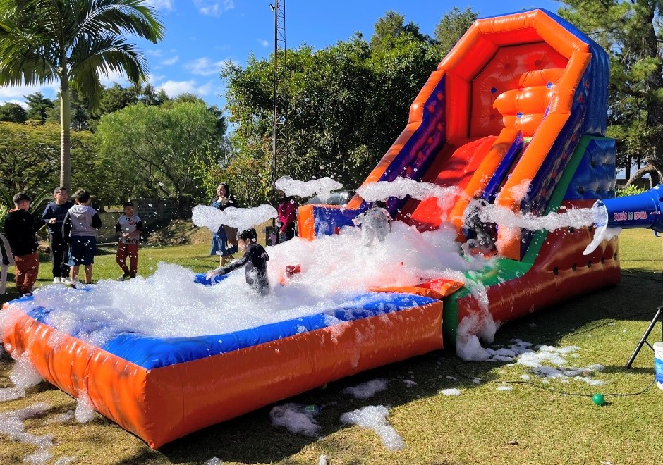 Tobogã com espuma em ação