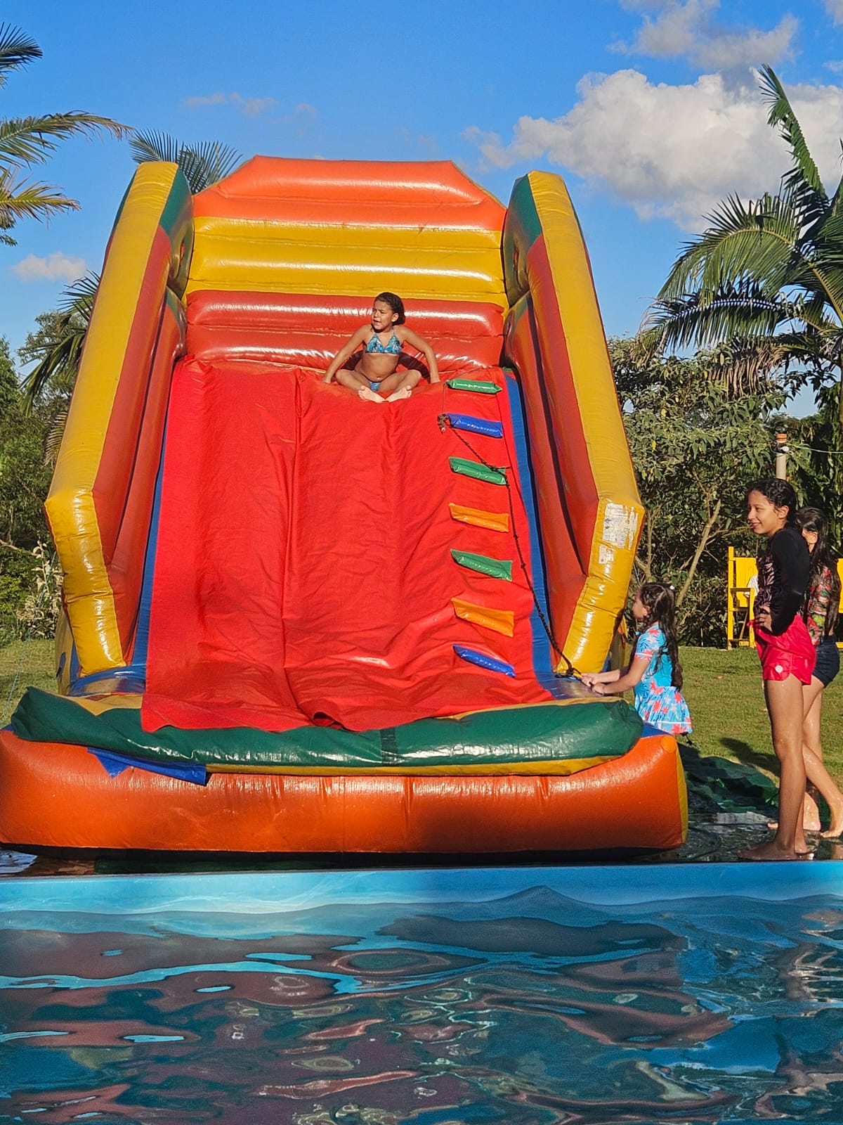 Tobogã com piscina em uso